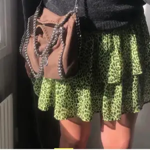 Grön leopard kjol i xs, köparen står för frakten💘 storlek 146-152 men passar xs-liten s