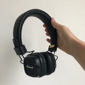 Marshall Hörlurar - Jag säljer mina fina Marshall hörlurar! Det är bluetooth hörlurar som har över 30 timmars speltid när de är fulladdade. Det finns även en sladd till som man kan koppla till mobilen ifall de skulle ta slut på laddning. De är använda, men i fint skick! 💕 Jag säljer dem för att jag vill köpa AirPods, så jag skulle även kunna tänka mig byta dem mot AirPods! Köparen väljer själv ifall vi ska göra betalningen via safe-pay eller Swish 🥰