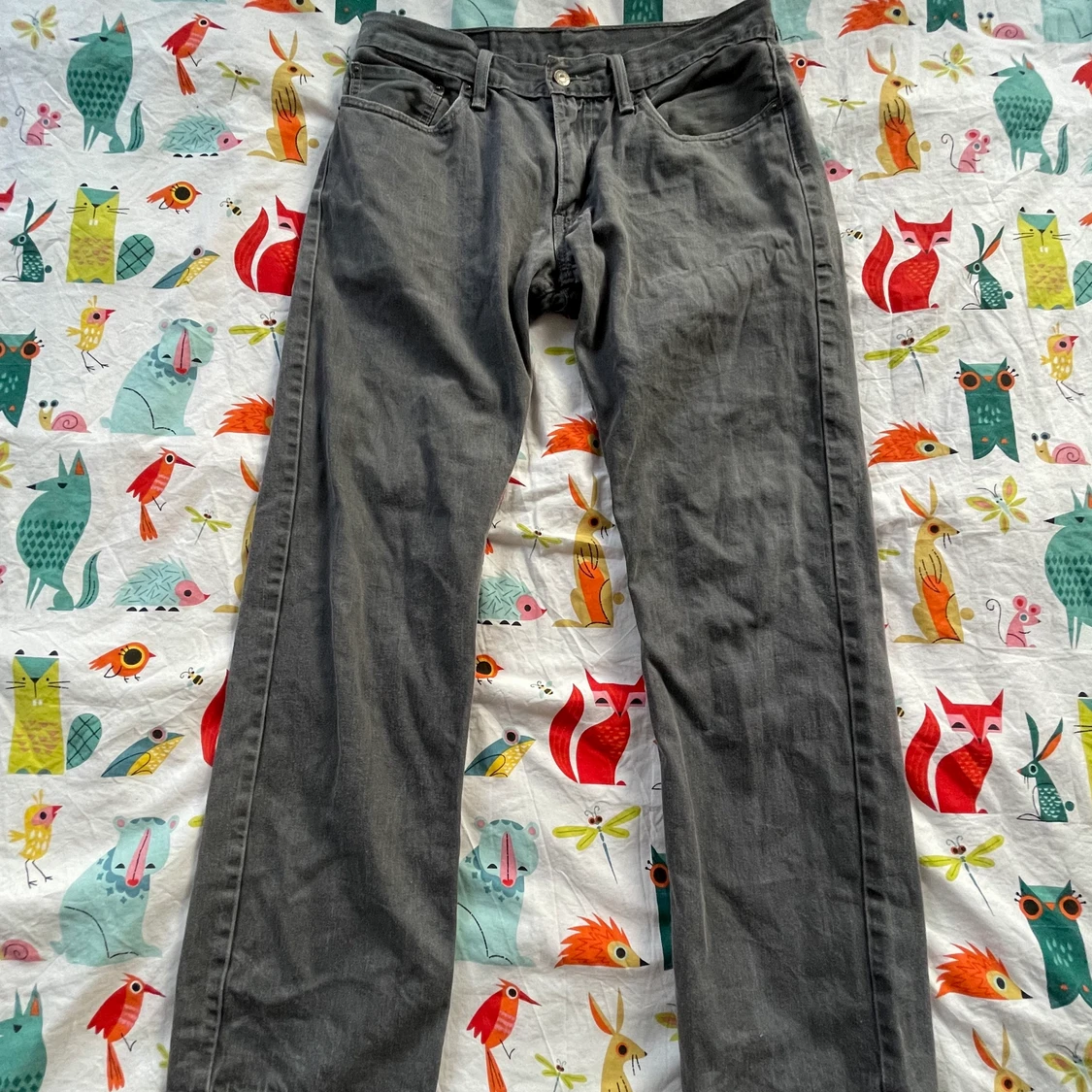Gråa levis jeans - 90