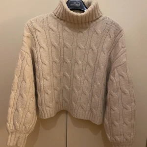 Stickad tröja med krage - Jättefin stickad tröja med mysig krage, nästan cropped men inte riktigt. Använt väldigt sällan. Fint mönster! Bra size till Storleken. Leverans går att anpassa. 