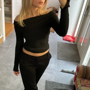 H&M  - En jättefin off shoulder tröja från H&M. Har haft den i kanske 2 år men aldrig använd. Den är i ett väldigt stretchigt material och är i storlek xs.💕
