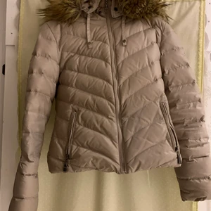 Hollies jacka  - Använt skick har en reva på insidan av armen inget som syns. Fake päls 