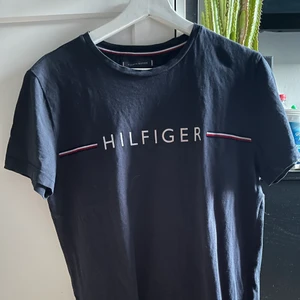 tommy hilfiger  - Säljer en tommy hilfiger tröja storlek M 
