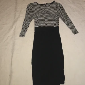 klänning XS/S - klänning köpt på myrorna i ungefär storlek XS/S