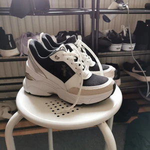 Michael Kors sneakers - Snvända utomhus 1 gång, så I nyskick. Storlek 36, platå på skorna. Nypris ca 2000kr.
