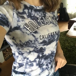 Hollister t-shirt  - Superfin t-shirt från hollister som aldrig används längre. Bara att höra av sig om man har frågor eller vill ha fler bilder💙