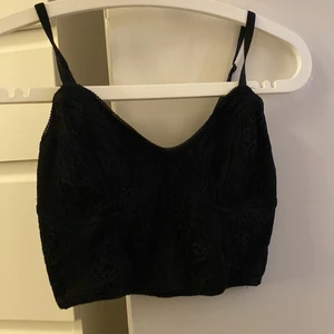 Spets topp - En jättesnygg festtopp från bikbok. Den är i spets hela vägen runt och har som en mjuk ”bh” i fram som formar sig jättefint! Säljer pga att den är för liten. 