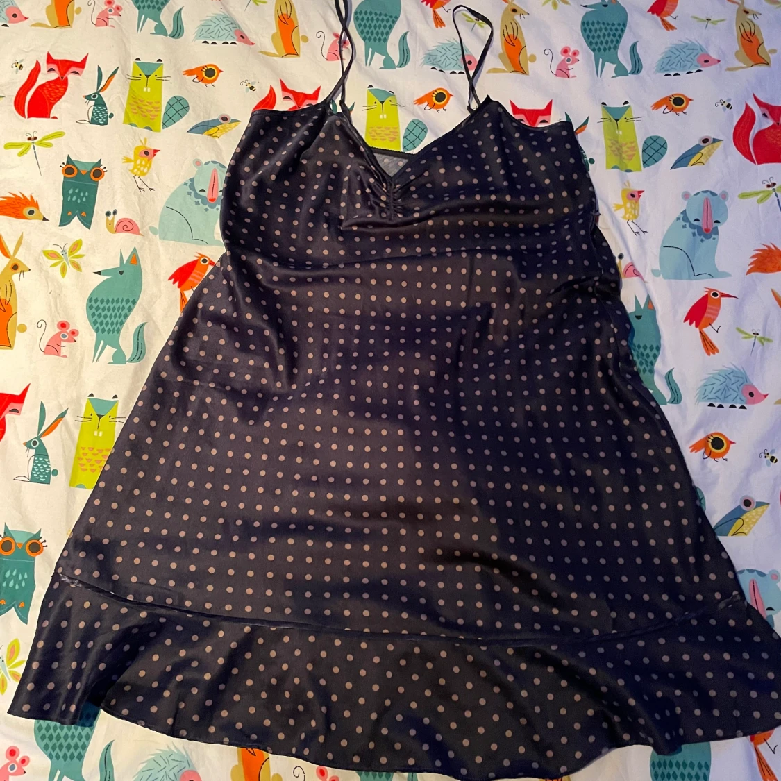 Marinblå prickig klänning