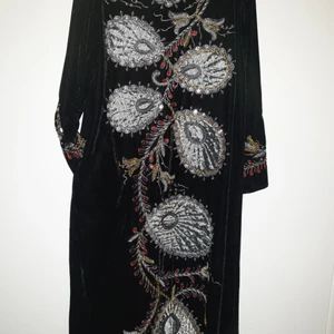 Hana lång klänning 44 - I fint skick klänning Storlek 44 ,kvalitet velour med stenar  djur och rökfritt hem, kan skicka +frakt 