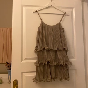 VÄÄRRRLLLDDDEEENSSS FINASTE KLÄNNING - En perfekt klänning som passar till alla festliga tillfällen! Jag älskar den men den kommer tyvärr inte till användning lika mycket som jag tänkt, det skulle vara roligare om den kom till användning mer😍💘