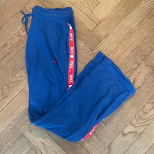 Nike mjukisbyxor - Mjukisbyxor i Strl S, använda ett fåtal gånger.