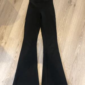 Utsvängda byxor - Ett par utsvängda byxor från Ginatricot. Säljer pga att dem är försmå för mig. (Köparen står för frakten, 66kr spårbart).