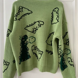 Tröja strl L - En helt vanlig tröja. Använder aldrig pga att jag inte passar i grön :)