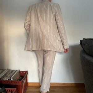 Linne kostym i färgen beige, H&M - Storlek 36, linne material i färgen beige. Använd fåtal gånger. Skärp medkommer. Hela kostymen 450 kr. Kostym 250, byxor 200