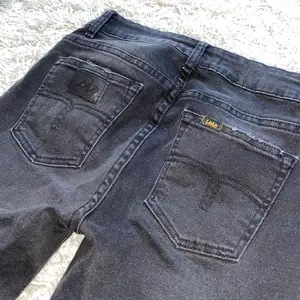 Ett år snygga gråa bootcut/kickflare jeans från märket Lois. Sitter snyggt, lågmidjat med slits där nere!