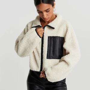 Teddy jacka  - Säljer nu denna fina Teddy jacka med svarta detaljer, från Gina Tricot. Den har bara kommit till avsändning en enstaka gånger, därav inprincip som ny. Köparen står för frakten! 💓