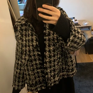 Snygg jacka! - En jacka från hm i toppen skick 😍 storlek XL men sitter snyggt oversized på mig som brukar ha S! 