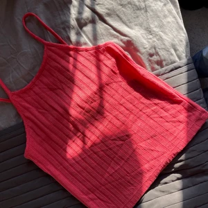 Rosa topp  - Rosa topp från bikbok i storlek S, passar Medium oxå. Aldrig andvänt.