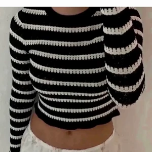 Randig Zara tröja - Skitsnygg zara tröja i storlek S men passar allt mellan xs-M