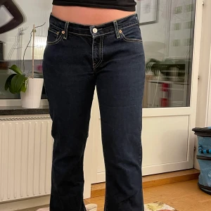 Levi’s jeans - Säljer ett par super trendiga jeans från levi’s! Köpta här på Plick men säljer pågrund av att de är förstora. Jeansen är i storlek W31 L34!💕🌸