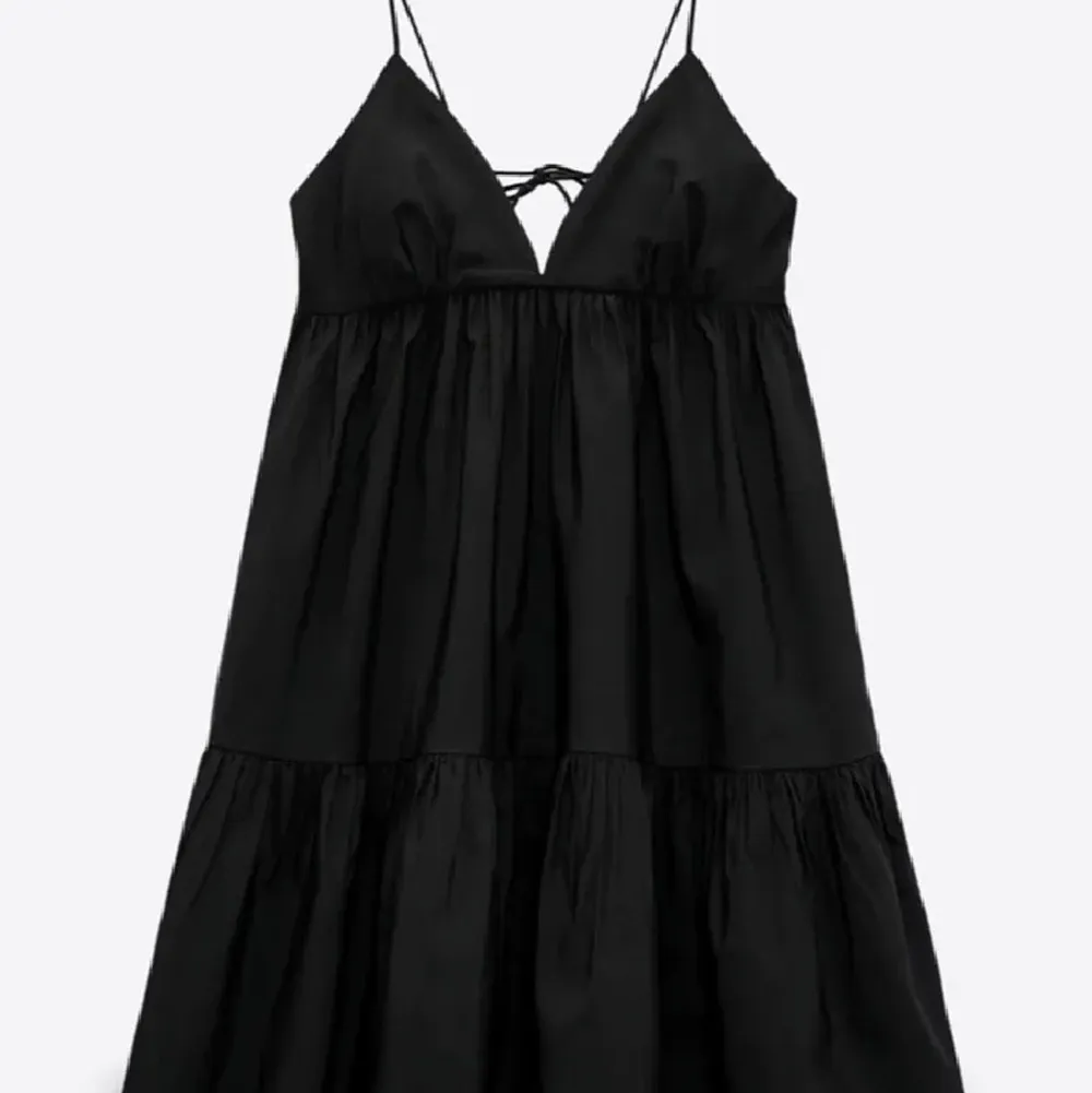 Säljer en super fin klänning från zara som kommer int till användning, jätte fin och bra skick:). Klänningar.
