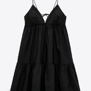 Strl: S - Säljer en super fin klänning från zara som kommer int till användning, jätte fin och bra skick:)