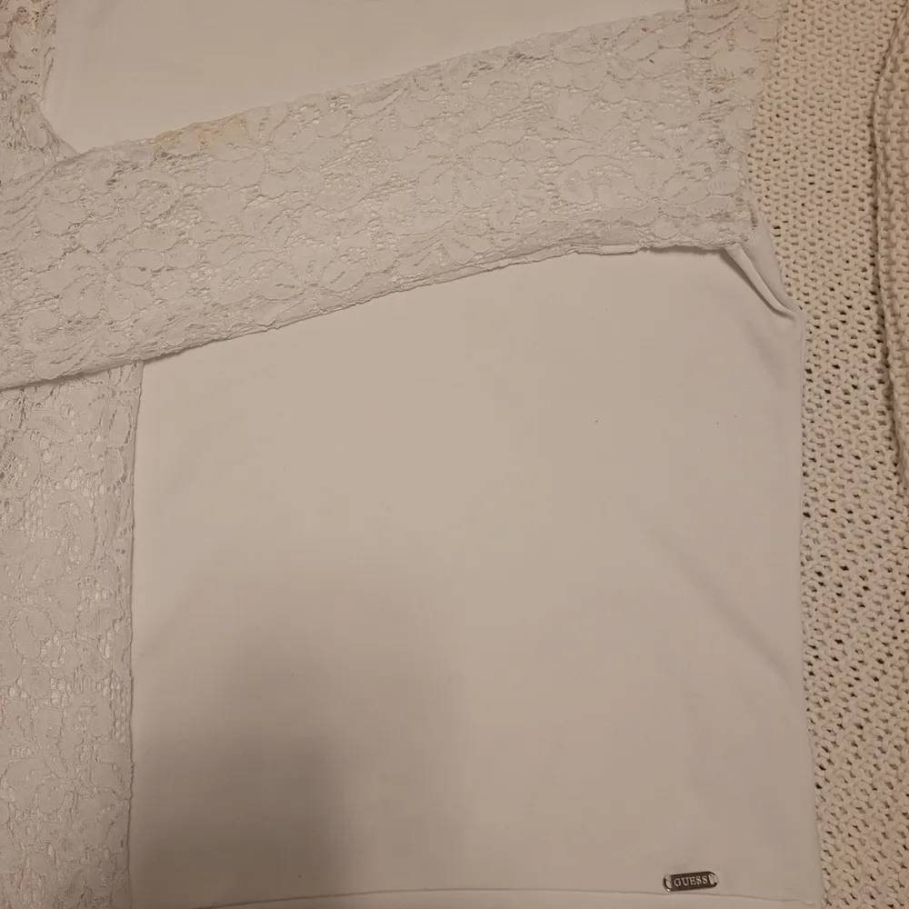 Fin vit guess tröja med spets ärmar i bra skick, knappt använd. . Tröjor & Koftor.