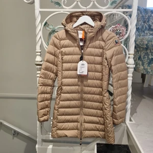 Parajumper  - En parajumper jacka som aldrig använts ❤️ prislappen är helt på och den köptes för 4799 kronor och säljs för 3000. Meddela mig för mer info & bilder, helt fläckfri & aldrig använts. Storlek S passar även XS