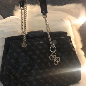Guess väska - Nästan helt oanvänd väska. Bra skick med flera fack som gör det enkelt att organisera sina saker. Köpte för 1400kr i butik. 🦋