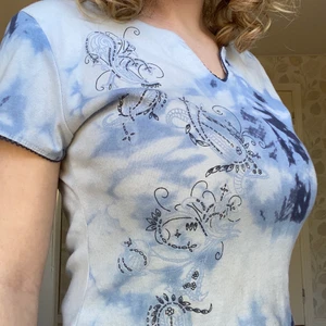 Batik t-shirt - En äldre batik t-shirt från Kappahl. Den har ett blomliknande mönster på framsidan och små stenar på.