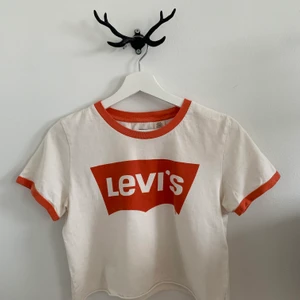Levis t-shirr - Avklippt Levis t shirt. Strl S