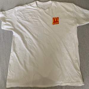 Helt ny Travis Scott T-shirt i storlek L. Nypris 1200kr och jag säljer för 700kr.