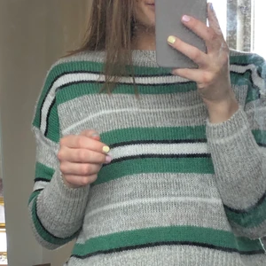 Stickad randig tröja  - Säljer denna knappt använda stickade tröjan. Superfin men kommer tyvärr inte till användning hos mig. Tröjan är i storlek S och kostar 85kr exkl frakt 🥰