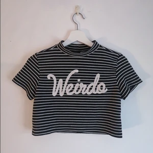 Topp - Jättefin, randig croptop från H&M🌺 Står 'Werido' på framsidan och är i bra skick! Relativt tunt material och sitter snyggt på kroppen💟                                           OBS: ifall ni är flera som visar intresse sker budgivning!                                                                                      Skriv om ni har några frågor eller önskar fler bilder📸            