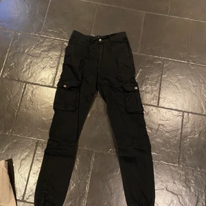 Cargobyxor  - Svarta cargobyxor från madlady, finns lika i beige :)