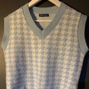 Blå väst - Säljer denna superfina ljusblåa väst för jag inte använder den. Frakt-62kr💕