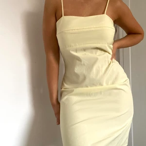 NAKD klänning - Söt ljusgul klänning perfekt nu till sommaren! Använd 2 gånger förra sommaren, skicket är som ny. Nypris: 349:-