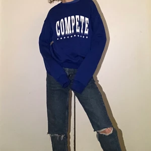 Intressekoll! - Intressekoll! Är inte säker på att jag vill sälja den här populära marinblåa collegetröjan. Sitter oversize på mig som normalt har xs. 💓kontakta mig privat vid frågor