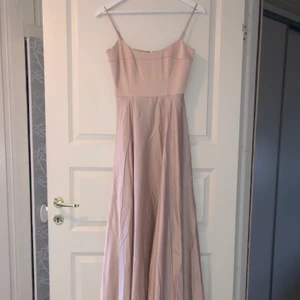 Balklänning - Världens finaste balklänning i satin i färgen gammalrosa!! Köpt från asos och är helt oanvänd! Ord. pris: 1 169 kr, mitt pris: 850 kr + frakt. Hör av dig om du har fler frågor, priset kan diskuteras vid snabbt köp 💕