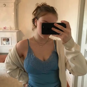 Blått linne  - Säljer detta fina linne från zara som ju är perfekt till sommaren. Det är i bra skick💕