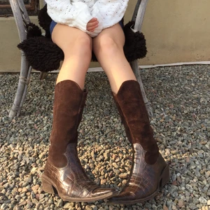  Cowboy boots  -  Feta cowboy boots!!! FUNDERAR på att sälja, i bra skick förutom svarta fläck som knappt syns. Vid intresse kan det skickas bild