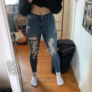 Ripped tighta jeans, Storlek 2 (US) ca 38 (EU) - Ripped tighta blåa högmidjade jeans från American Eagle, väldigt stretchiga och sköna, sitter fint och bra längd. Storlek 2 (US) som är ca 38 (EU). Bra skick. Pris: 170kr inklusive frakt