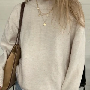 Stickad tröja  - Fin stickad tröja köpt här på Plick, säljer då den tyvärr inte kommer till användning. (Bilden är lånad av tindraa)