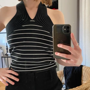 Halterneck topp - Säljer denna halterneck topp som tyvärr inte kommer till användning. Sparsamt använd och köpt secondhand. Frakt tillkommer 💕