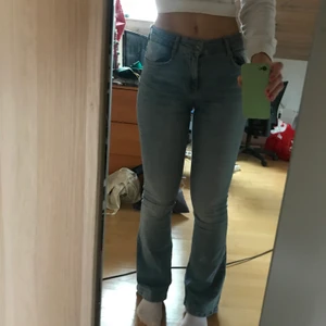 Low/midrise jeans från Zara - Låg/medelmidjade jeans från zara med flare. Köpta för några år sedan men använder andra jeans oftare så säljer vidare dessa. Jag är 175 cm lång.