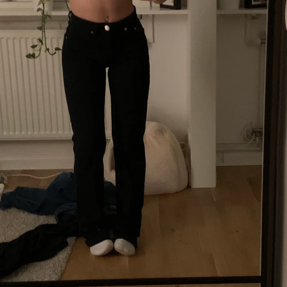 Super fina midrise zara jeans som är slutslådak❤️ Fick dom i julas och endast använda 2 gånger pågrund av att dom är förstora. (Min kompis på bilden) frakten är ej inkulderad i priset ❤️buda i kommentarerna❤️. Jeans & Byxor.