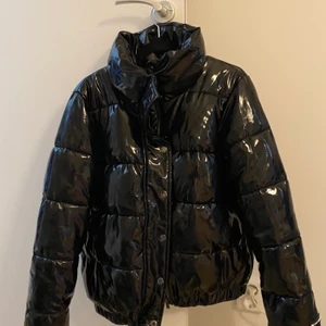 DKNY jacka size S - Köptes år 2020 och använd ett fåtal gånger. Storlek S men passar också XS. Jackan är puffig. 