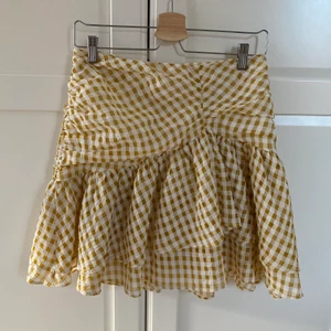 Volangkjol - Gul och vit rutig volangkjol från hm. Använd endast ett fåtal gånger. 