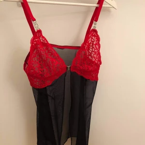 Helt nytt negligé i strl. S/M 🌹 - Helt nytt negligé i strl. S/M 🌹 •Märke: Eros Veneziani •Butikpris cirka 500 kr. Säljer för 100 kr •Superfint och bra kvalité. Var aldrig använt. 🚫Djurfritt och rökfritt hem 📍Kan mötes upp i Mölnlycke 📬Kan skickas mot fraktkostnad 