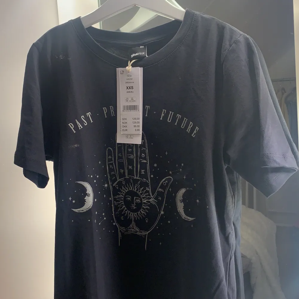 Säljer denna fina t-shirten från ginatricot i strl xxs. Den är oanvänd då prislappen sitter kvar 🖤🌙. T-shirts.